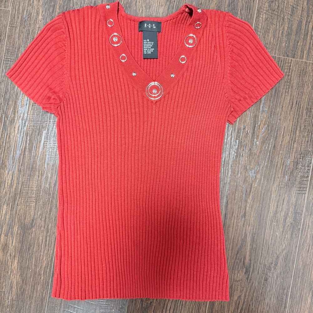 RQT DARK RED SHORT SLEEVE RIBBED FITTED SWEATER VNECK SILVER DECORATIVE